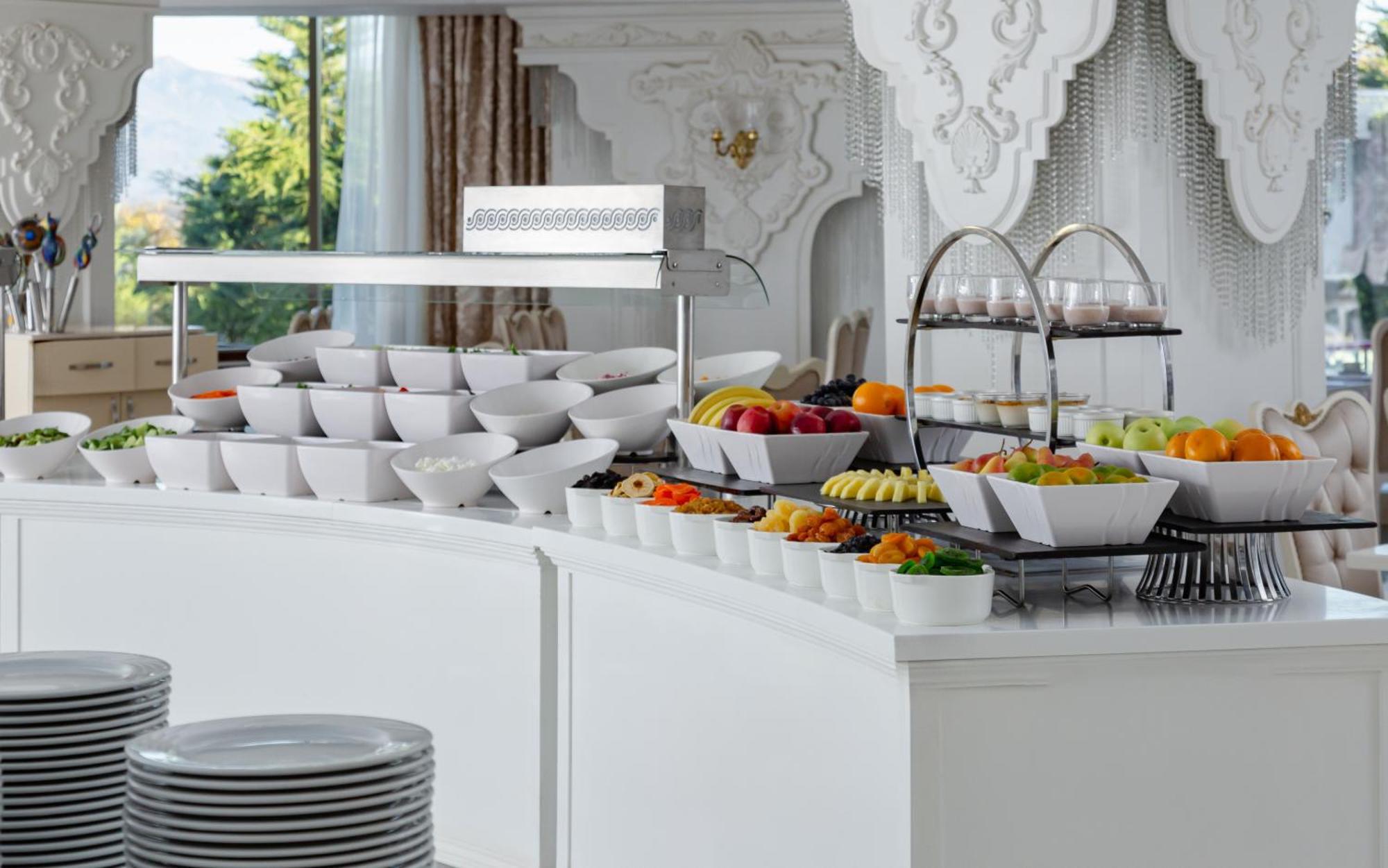 Shamakhi Palace Sharadil Seredil Exterior photo A buffet